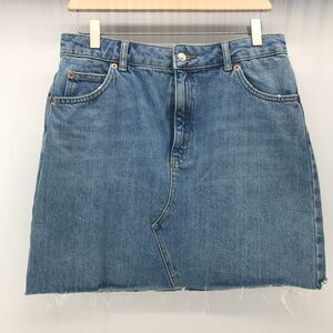 Topshop Denim Mini Skirt Womens 8 Medium Wash Raw Hem 100% Cotton Pockets